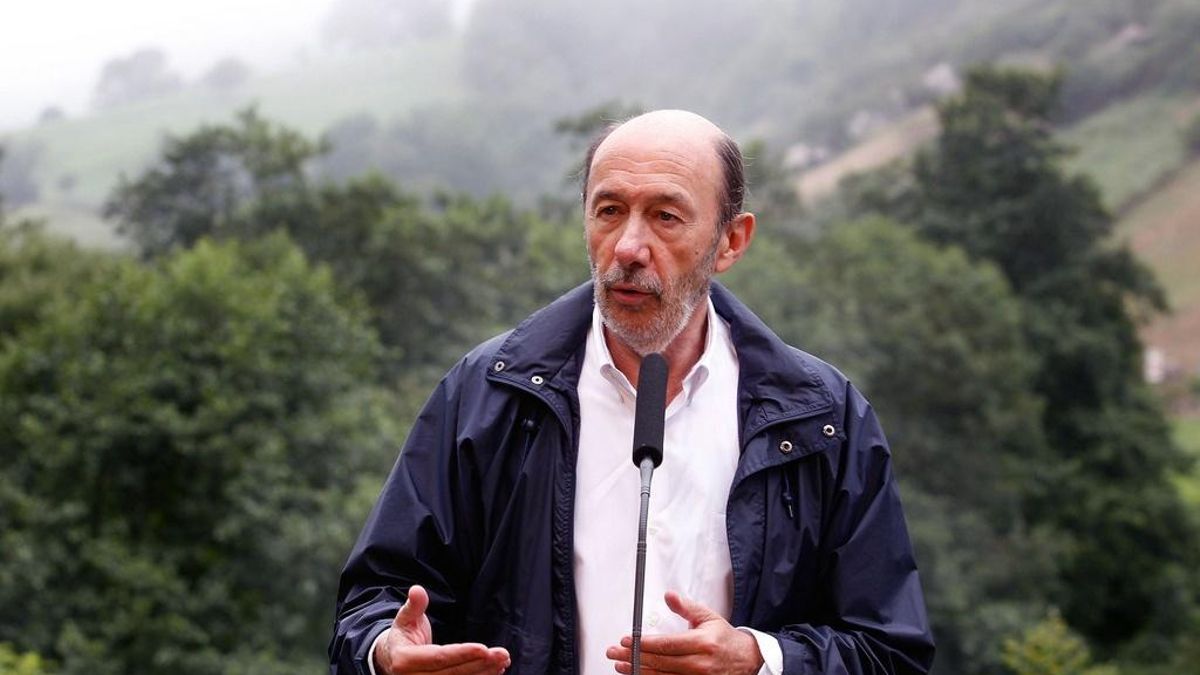 Rubalcaba afirma que en el PP se han cobrado sobresueldos "de dinero tan negro como el carbón de Asturias"