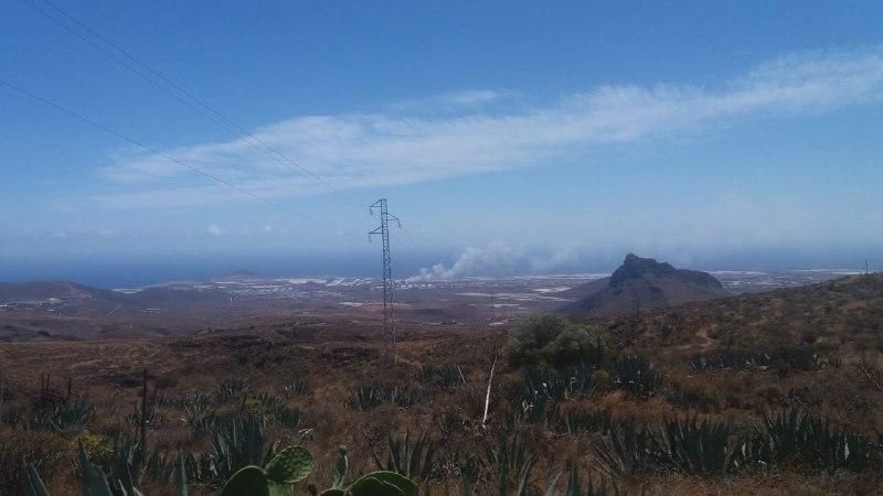 La columna de humo del incendio de Arinaga, vista desde Temisas.