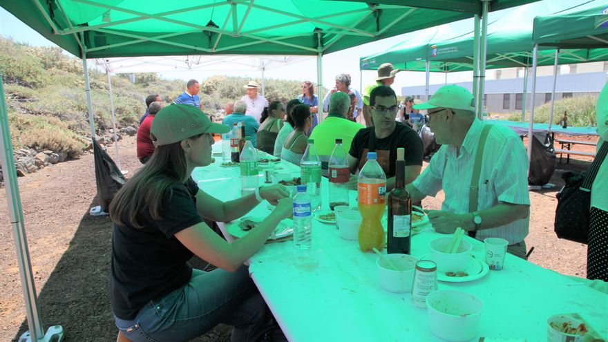 Comida colectiva en el exterior de la Residencia del Observatorio  del  Roque de Los Muchachos.