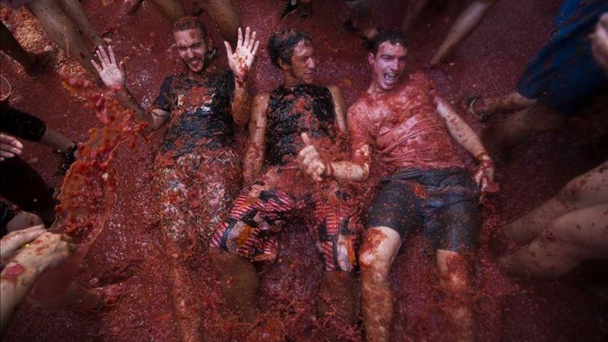 La Unió de Periodistes denuncia que Buñol exige entre 700 y 900 euros a los fotoperiodistas por acceder a la Tomatina