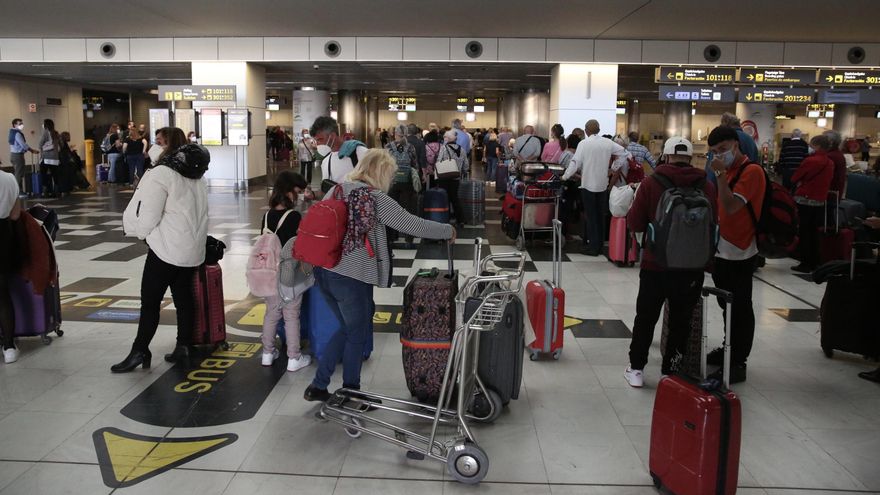 Aeropuerto de Gran Canaria en los días previos a Semana Santa. (ALEJANDRO RAMOS)