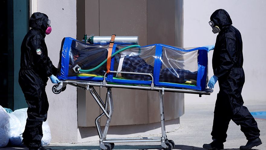 Paramédicos ingresan a una persona infectada por la covid-19 al Hospital General de Saltillo, en el estado de Coahuila (México). EFE/Antonio Ojeda/Archivo