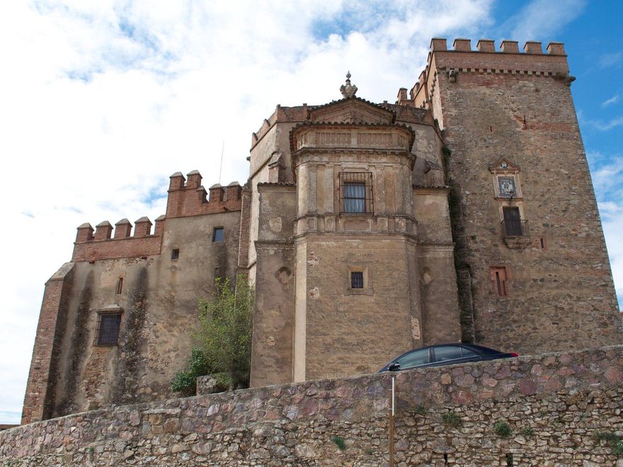 Piedras nobles en Aracena. El Castillo y la Iglesia del Mayor Dolor forman un conjunto único en la provincia de Huelva.