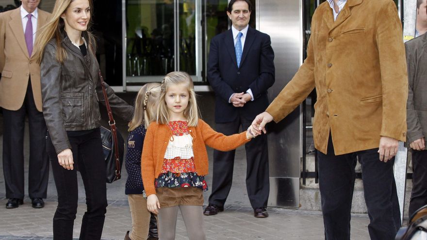 El príncipe dice que ve al rey "muy animado" tras recibir la visita de toda la familia