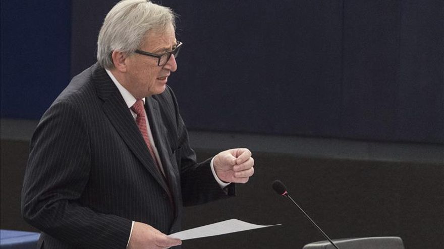 Juncker dice que la UE no debe estar orgullosa de su respuesta a la crisis de los refugiados