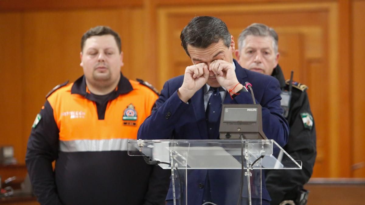 El alcalde de Córdoba, José María Bellido, junto a los integrantes del operativo de emergencias desarrollado con motivo del accidente ferroviario, hace balance del citado dispositivo