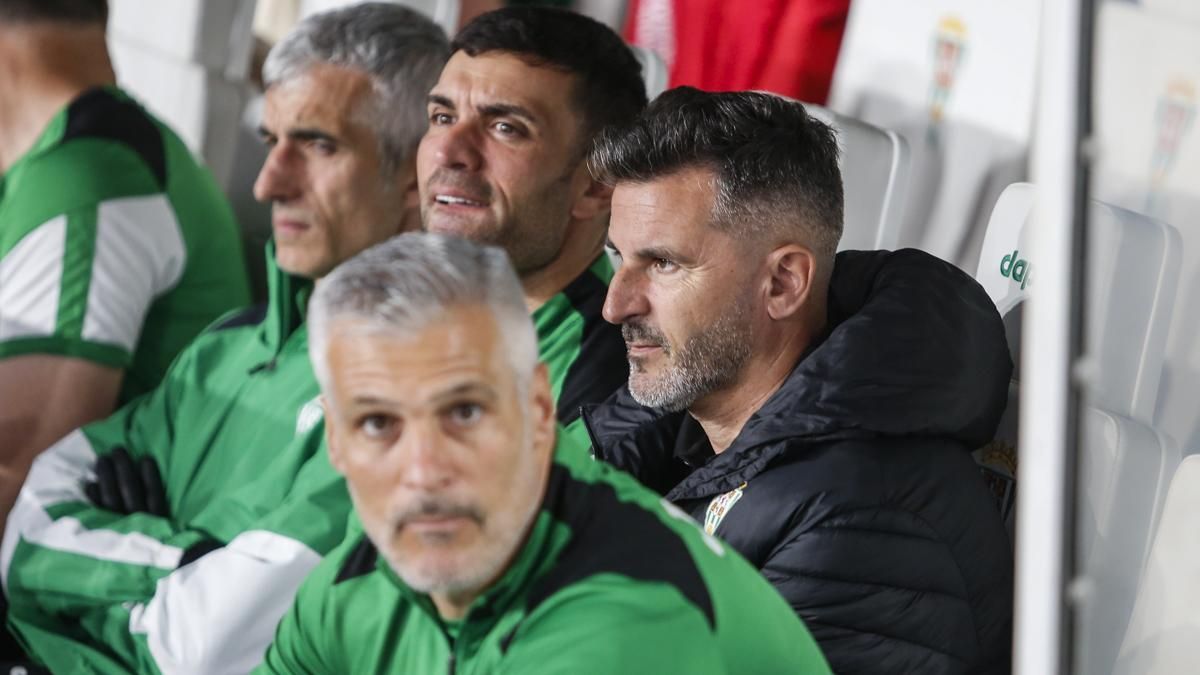 Iván Ania en el banquillo durante un partido