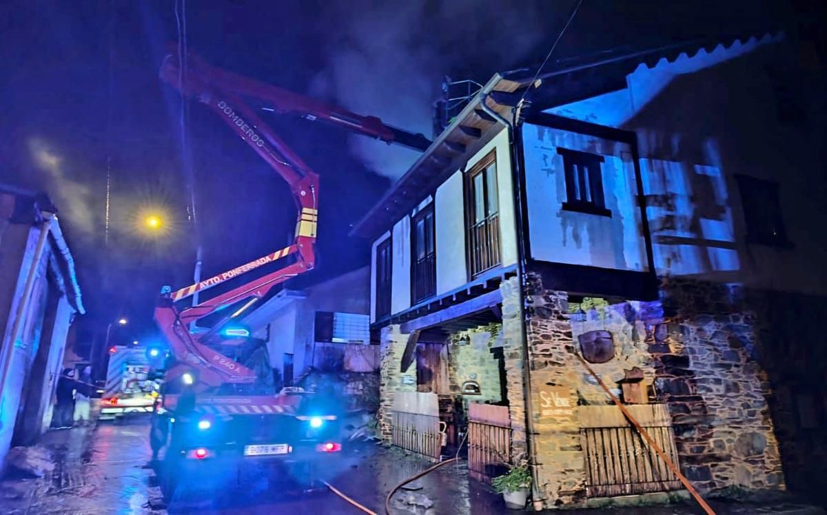 Los Bomberos de Ponferrada actuando en el incendio.