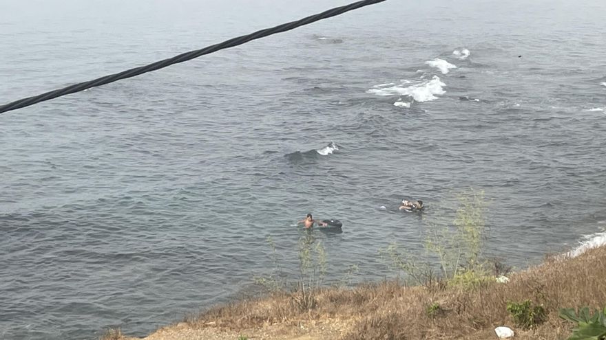 La Guardia Civil desaloja la playa del Tarajal por la entrada a nado de decenas de migrantes desde Marruecos a Ceuta