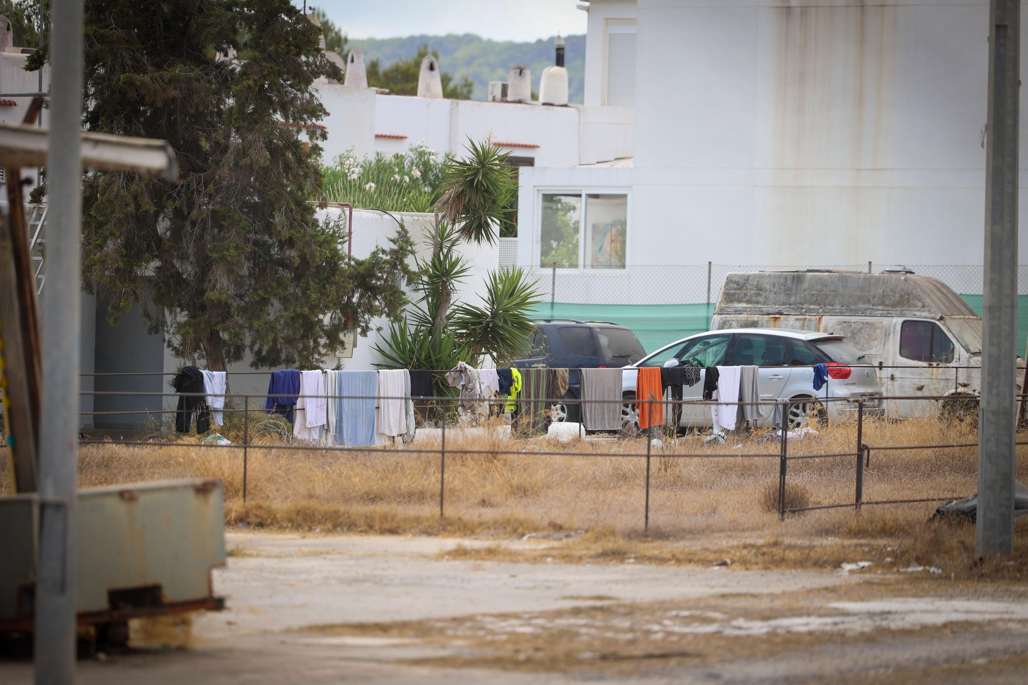 Los huéspedes tienden la ropa en las barandillas del recinto