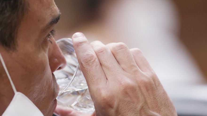 El presidente del Gobierno, Pedro Sánchez, bebe agua en una sesión de control al Gobierno en el Congreso