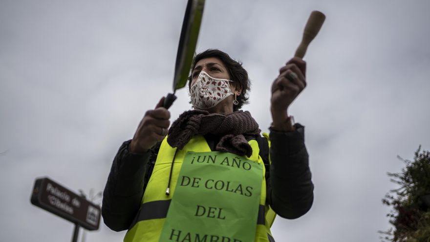 Cacerolada frente al Ayuntamiento de Madrid cuando se cumple un año de las colas del hambre en Madrid