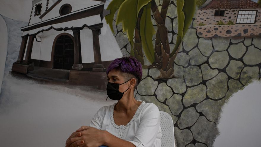 Carolina Pérez junto al mural de su nueva peluquería