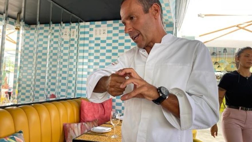 Manolo Vilariño explicando un plato a la mesa