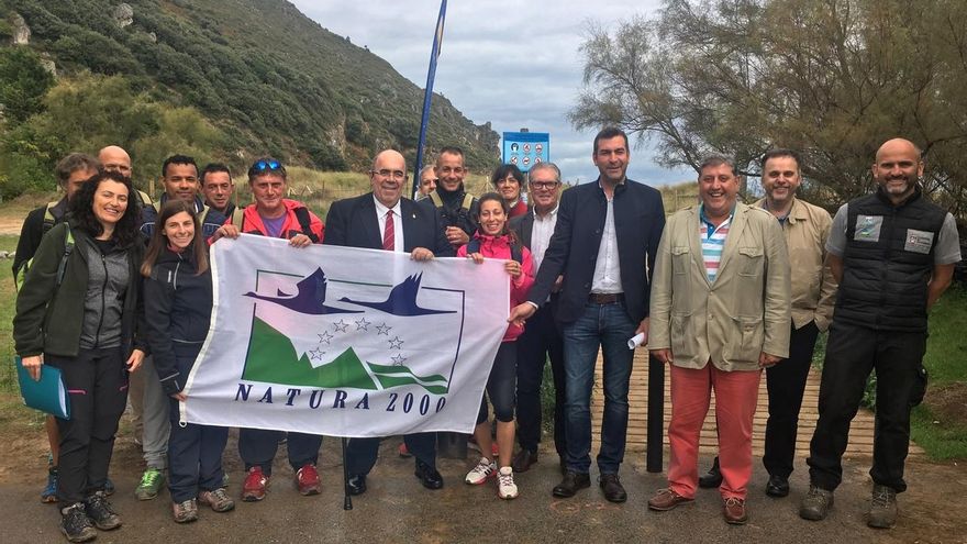 El Gobierno regional se involucra en la restauración y conservación de las dunas en la playa de Berria