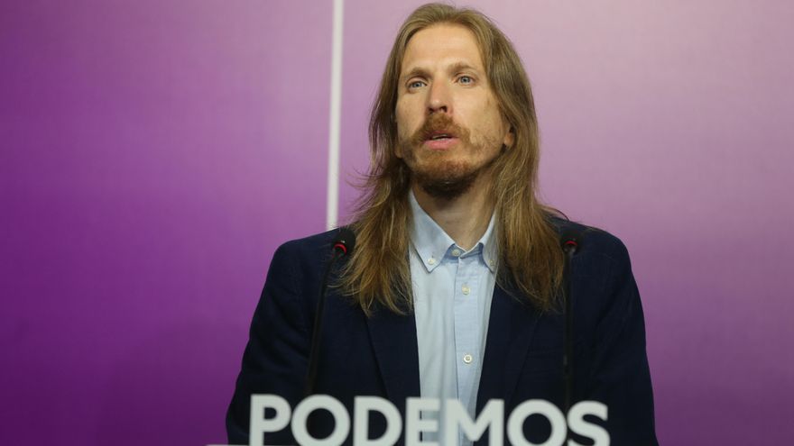 Archivo - El portavoz de Podemos, Pablo Fernández, interviene en una rueda de prensa en la sede de Podemos, a 20 de septiembre de 2021, en Madrid, (España).