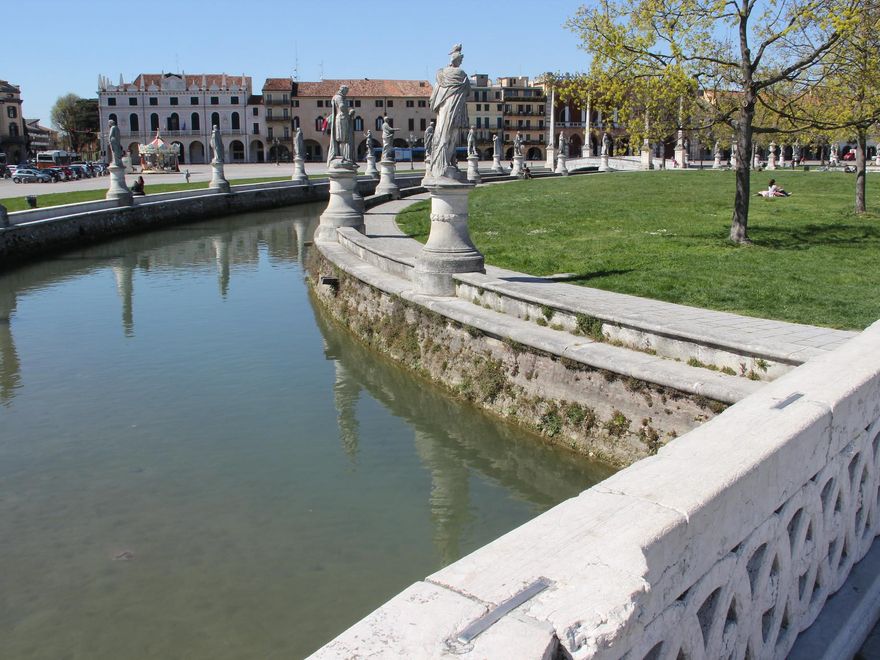 Estatuas y palazzos en el Prato della Valle de Padua.
