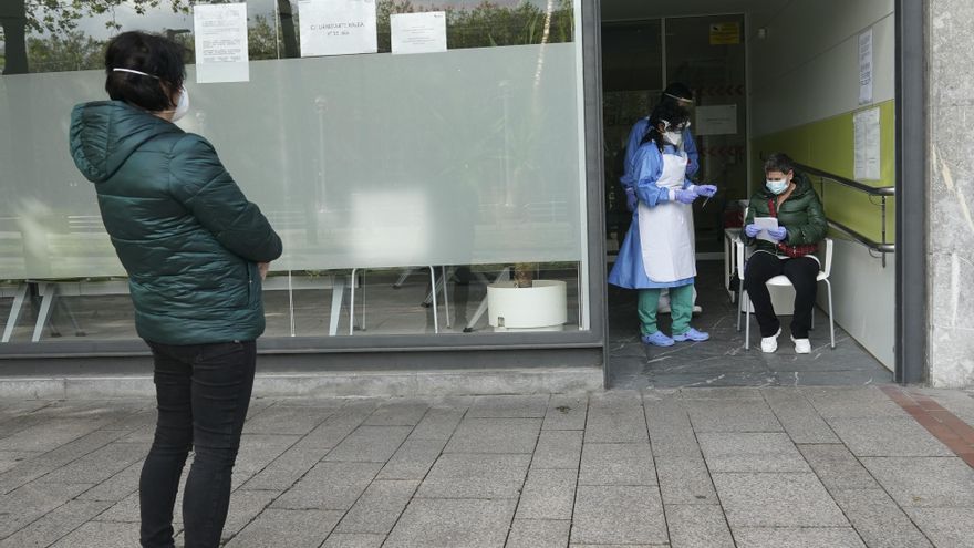 Archivo - Dos sanitarios protegidos con guantes, mascarillas y pantallas protectoras. En Bilbao/Bizkaia/Euskadi (España) a 14 de abril de 2020.