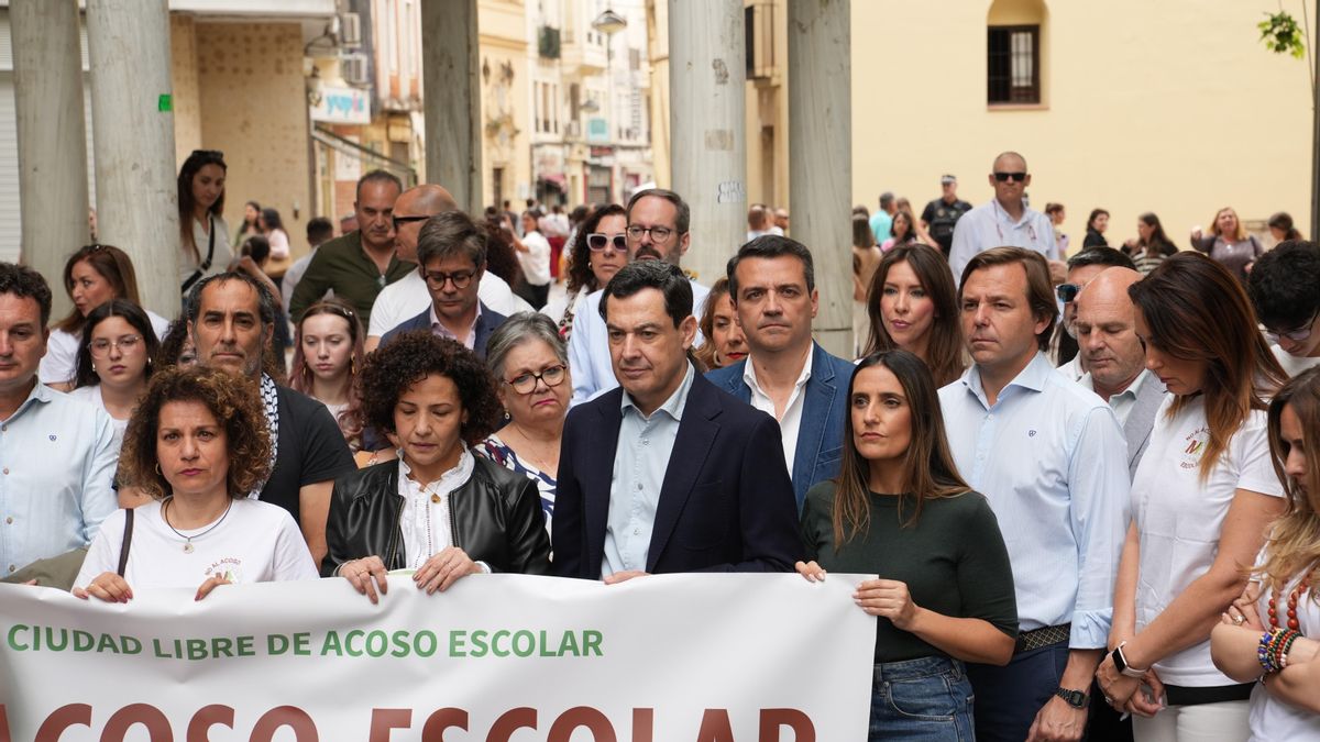 Juanma Moreno participa en la concentración por el Día Internacional contra el Acoso Escolar