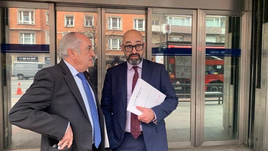 La Comisión de Ética no ve problemas en las adjudicaciones del departamento de Arriola a la exempresa de su viceconsejero