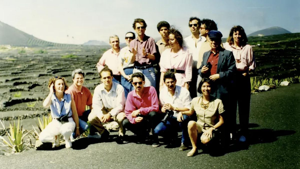 Gonzalo Rojas en Lanzarote, junto a un grupo de escritores canarios de la generación poética de los 80, en 1990.