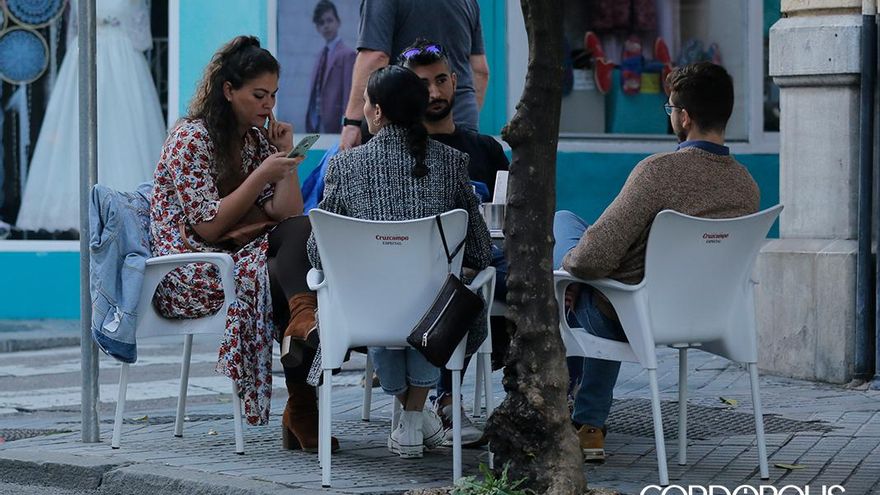 ¿Qué es la alerta sanitaria dos que permite abrir bares hasta las 21:30 y cuándo se aplicará en Córdoba?