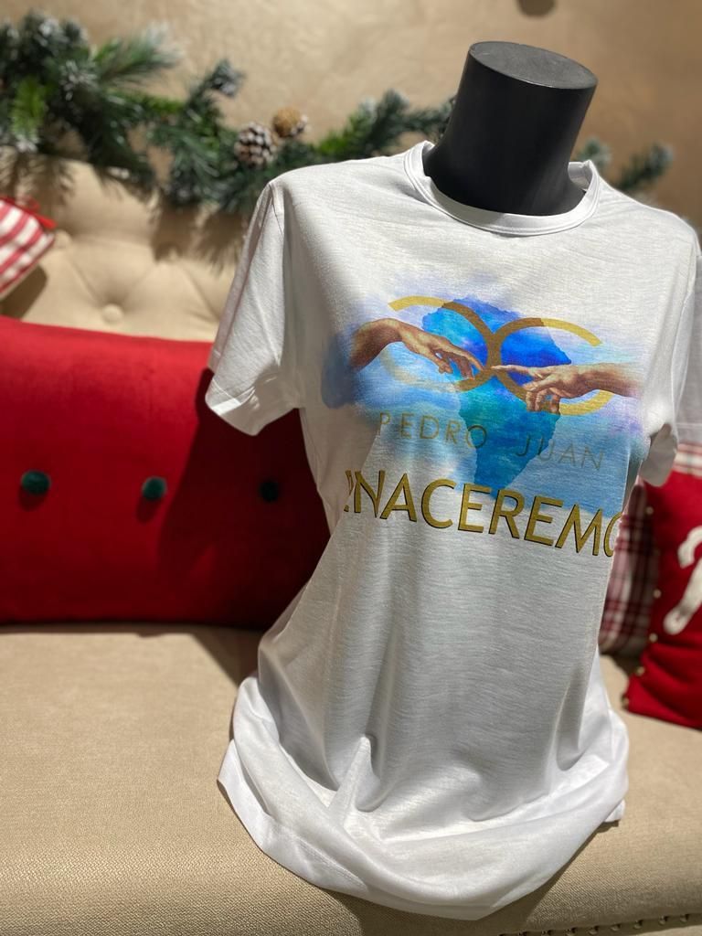 Camiseta con el lema 'Renaceremos'.