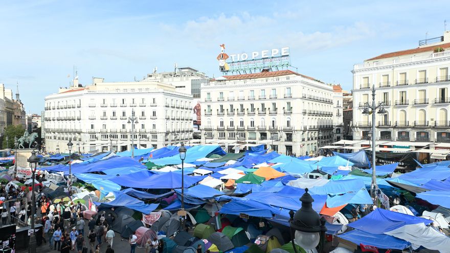 Tiendas de campaña durante la acampada por la vivienda, en la Puerta del Sol.