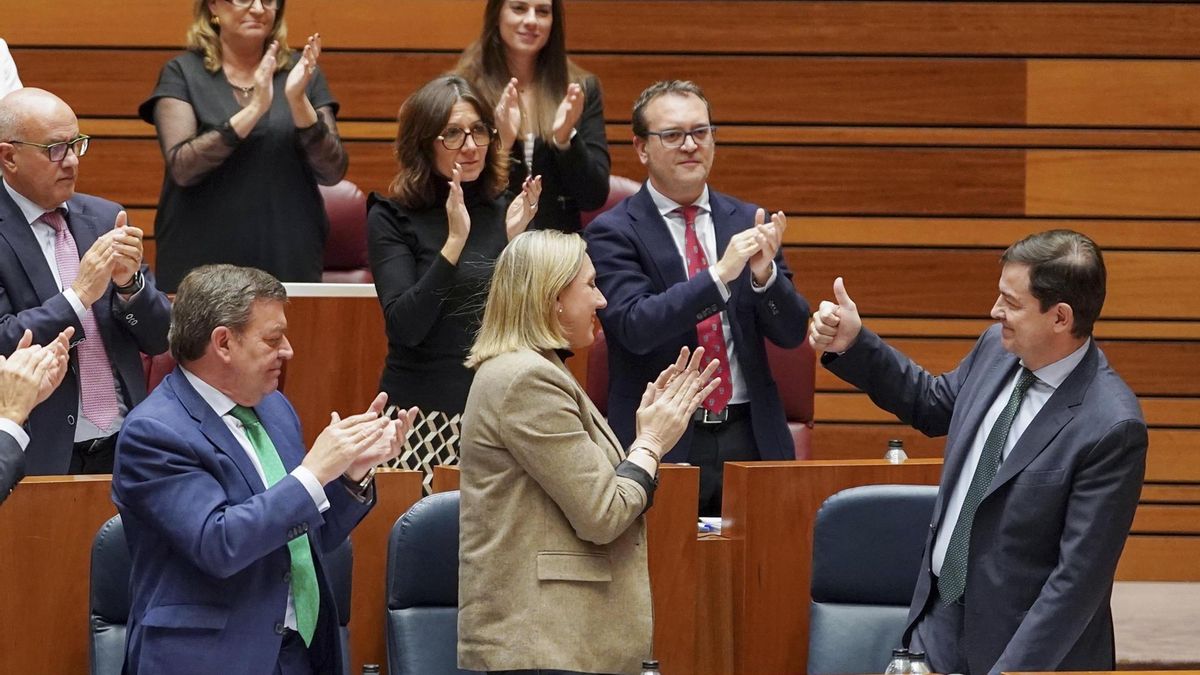 Mañueco recibe el aplauso de la bancada del PP tras intervenir en el Pleno.