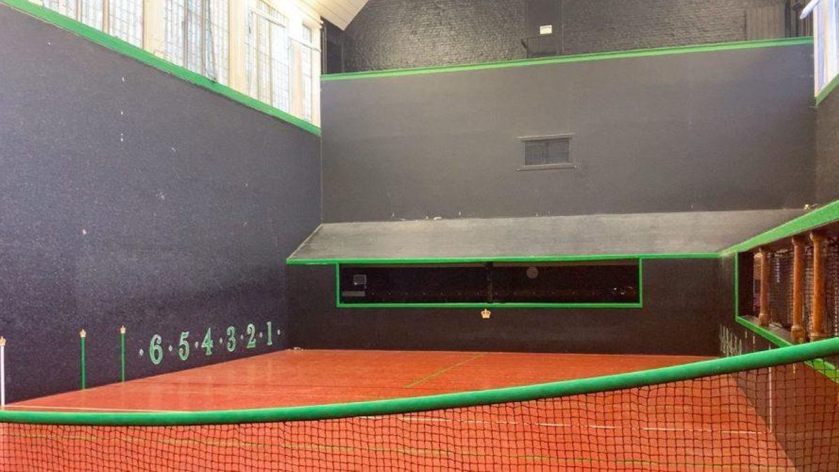 Los palacios ingleses guardan canchas que mantienen vivo aquel legado