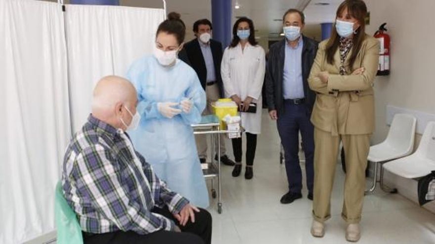 La consejera Sira Repollés, durante la vacunación con Janssen el sábado 24 de abril.