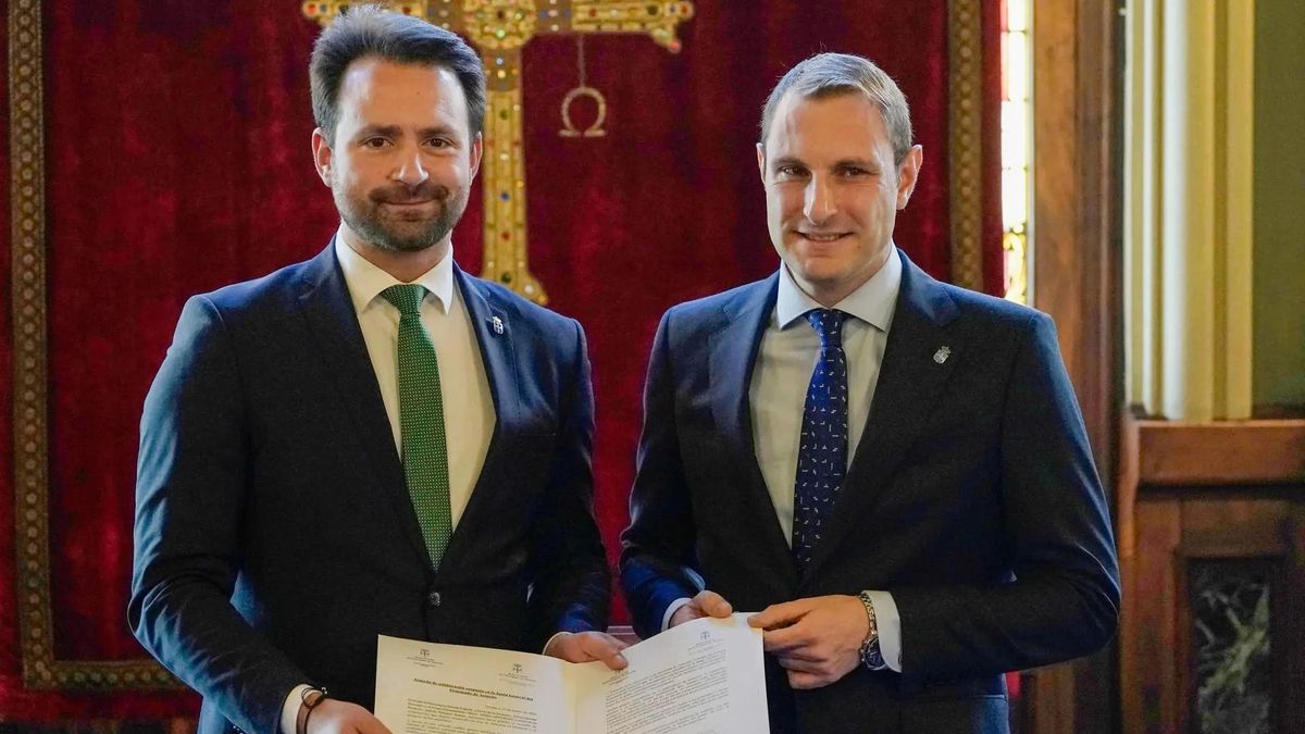 De izquierda a derecha, los diputados Álvaro Queipo (PP) y Adrián Pumares (Foro Asturias).