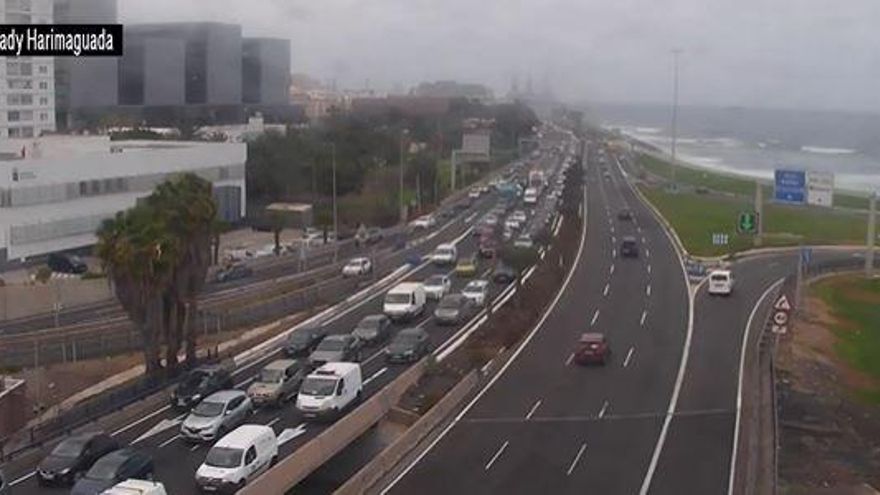 La colisión entre una moto y un turismo en la GC-1 colapsa la salida de Las Palmas de Gran Canaria