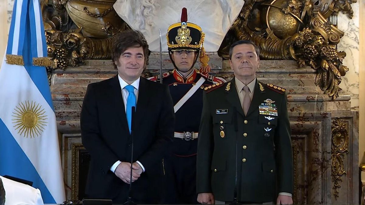 Javier Milei toma juramento del teniente general Carlos Presti como nuevo ministro de Defensa, primer militar en el cargo en democracia.