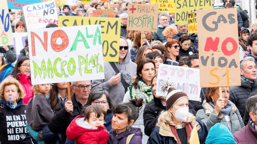 La histórica manifestación de Llíria contra la planta de biogás pone al ayuntamiento en un complejo dilema