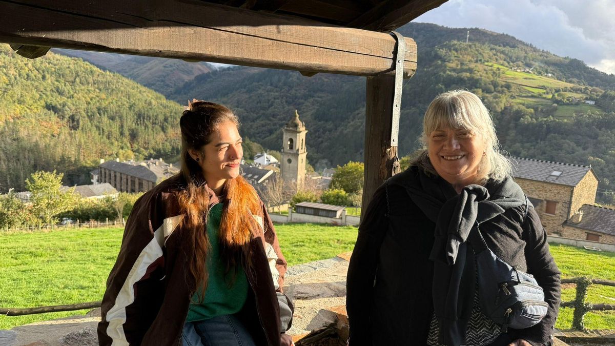 Melina Benítez y Carmen Spanto, apoyadas en un muro de La Rectoral.
