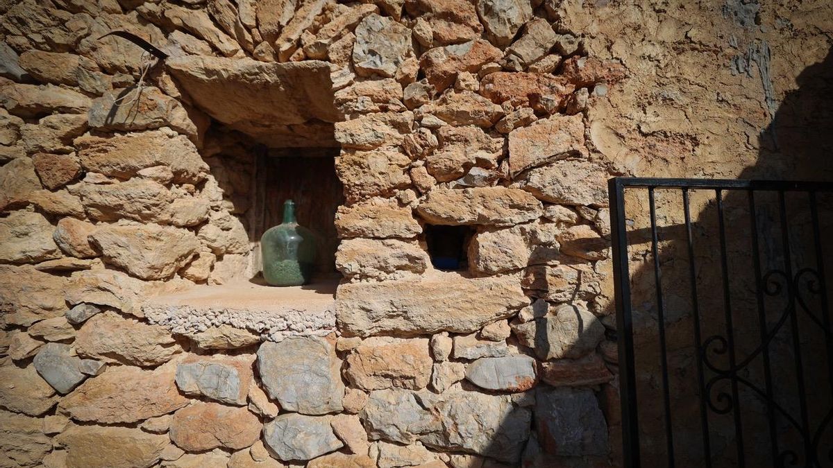 En los tiempos agrícolas de Eivissa, las leyendas sucedían en torno a fuentes y pozos, y las criaturas mágicas salían de botellas de vidrio.