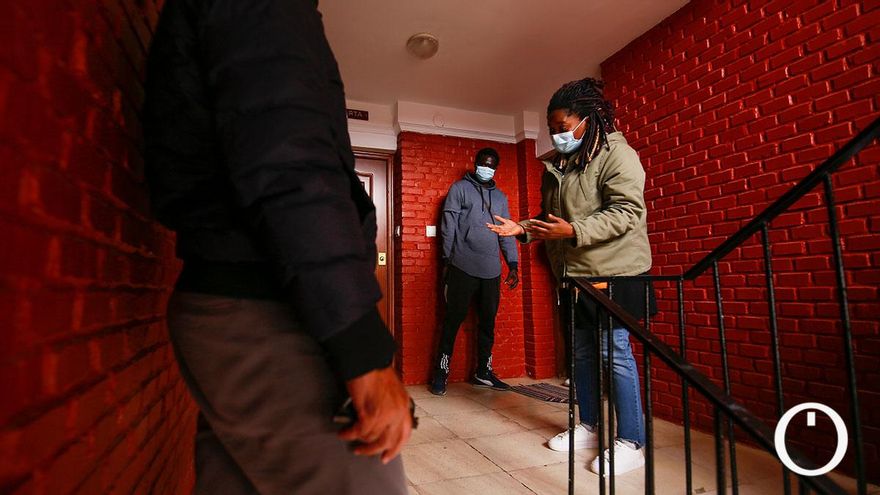 Isabell intentando convencer a la policía y las autoridades judiciales