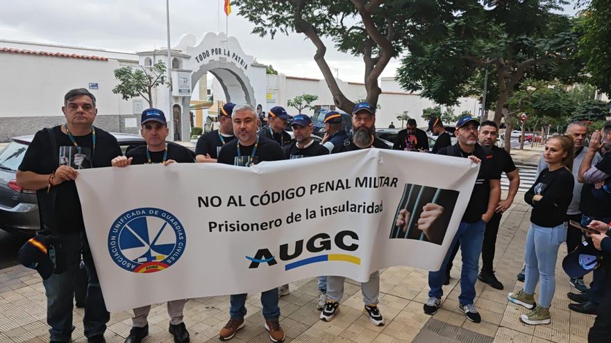 Guardias civiles protestan en Tenerife en defensa de un compañero que será juzgado ante un tribunal militar