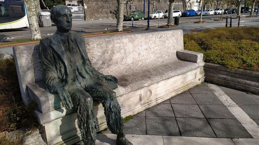 Gerardo Diego, en la Avenida de Reina Victoria.