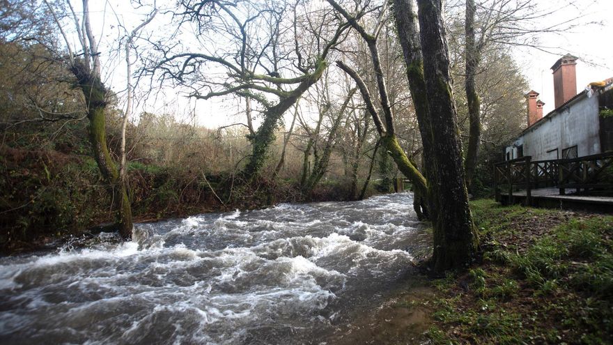 Inundaciones, carreteras cortadas y desprendimientos por las fuertes lluvias en Galicia
