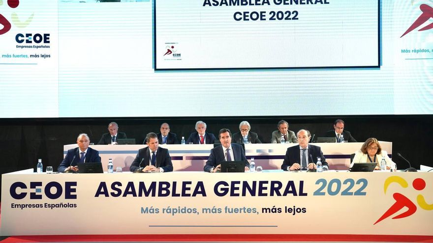 La patronal se revuelve contra la subida de los impuestos a las eléctricas y exige más ajustes en las pensiones