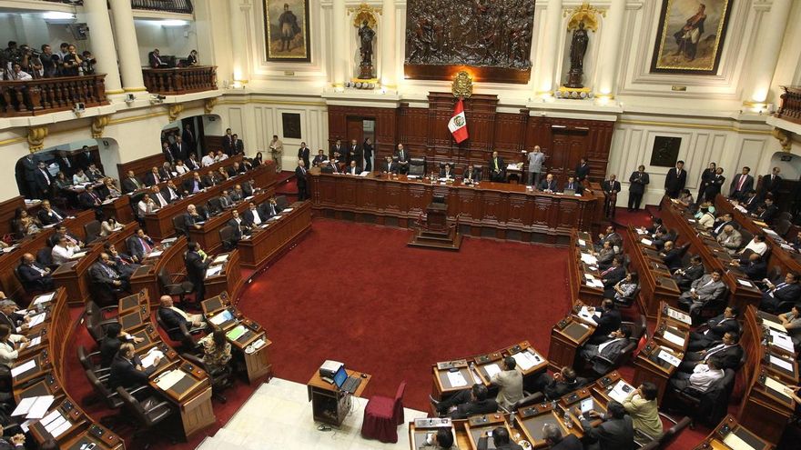 El proyecto, que modifica la Ley Orgánica de Elecciones, recibió 111 votos a favor, 15 en contra y 1 abstención, tras lo cual el pleno del Parlamento lo exoneró de la segunda votación obligatoria.