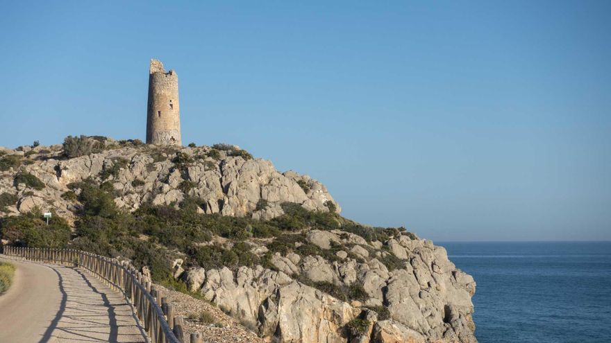 De una antigua vía de tren a una ruta senderista al lado del mar: el camino que une dos enclaves turísticos de Castellón