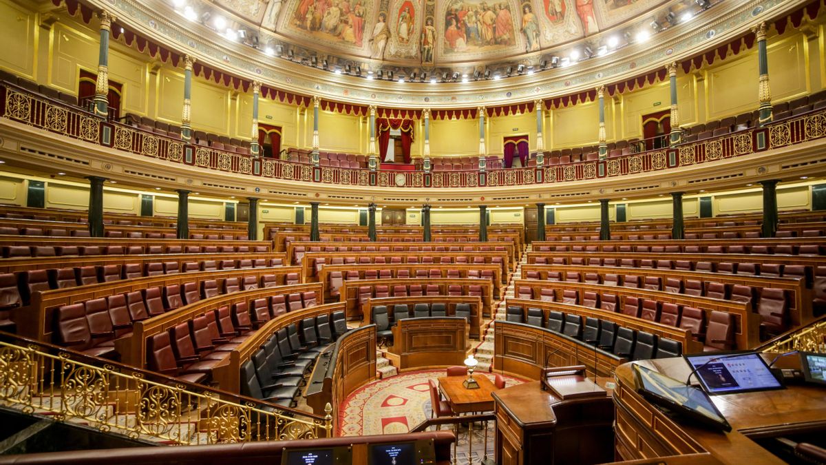 Hemiciclo vacío del Congreso de los Diputados tras la suspensión del pleno de esta semana como medida preventiva de contención del coronavirus, en Madrid (España) a 10 de marzo de 2020.