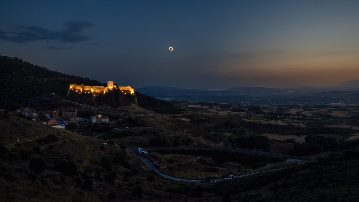 Segundo premio del concurso 'Disfruta La Rioja'. "Cuando el Sol desapareció tras la Luna, el castillo de Clavijo se convirtió en el escenario perfecto para uno de los espectáculos más sobrecogedores de la naturaleza. Un instante efímero que quedó grabado entre la noche y el día”