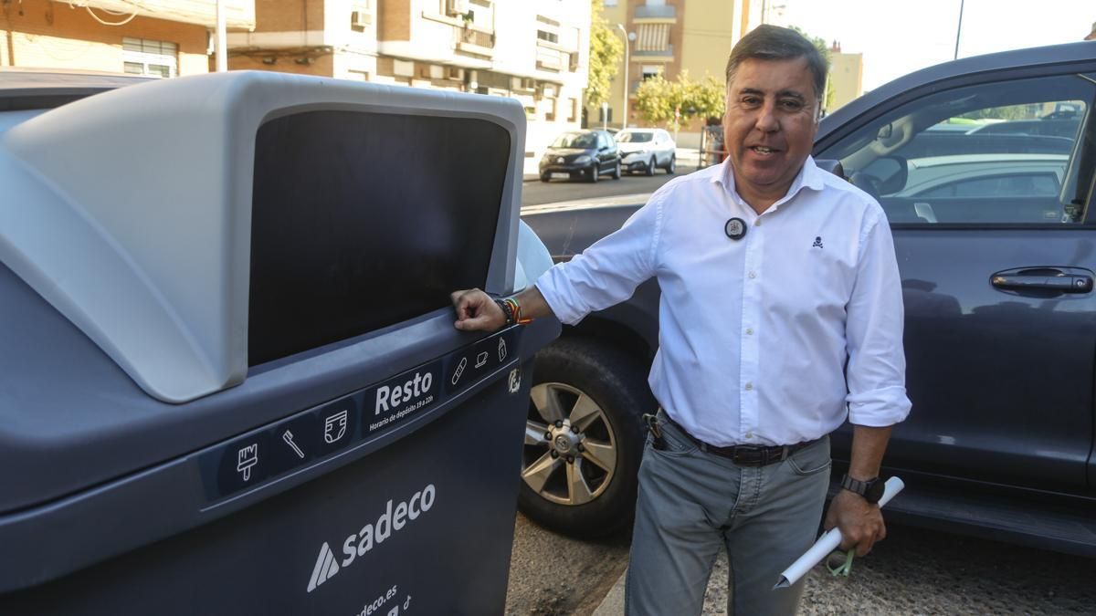 Sadeco prueba nuevas bocas en 174 contenedores tras la dificultad de las anteriores para depositar la basura