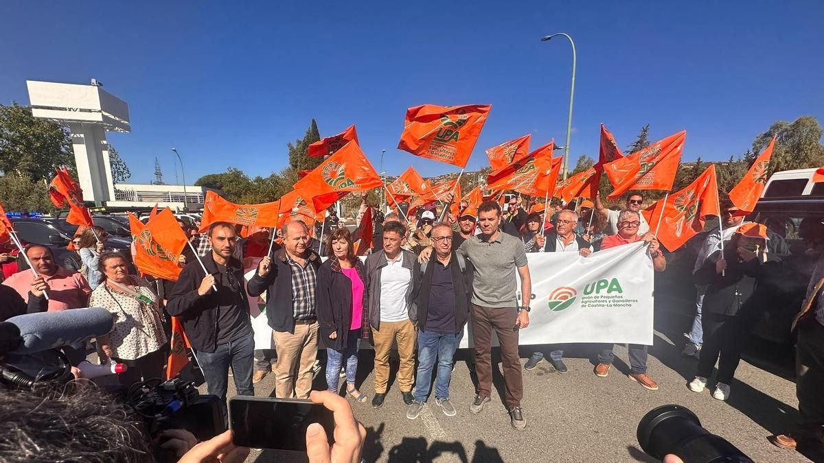 “Explotaciones agrarias al borde de la quiebra, mientras las grandes empresas energéticas obtienen beneficios récord”