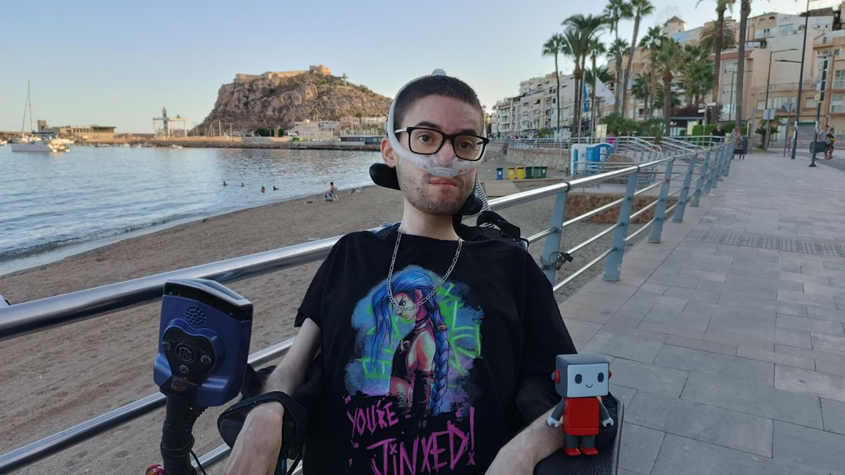 Fran Rabal Segura, vecino del municipio murciano de Águilas y afectado por la distrofia muscular de Duchenne, recibe 275 euros al mes por la Ley de Dependencia. La prestación que reciben los alicantinos con su misma enfermedad es un 800% mayor. ARCHIVO PERSONAL