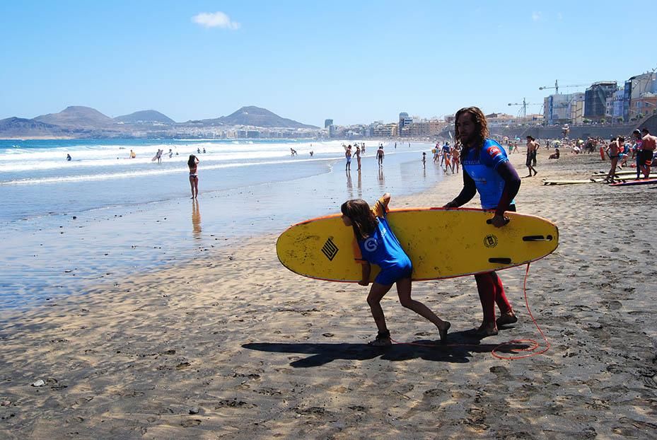 Los más pequeños fueron los primeros en apuntarse a las clases gratuitas de iniciación que ofrecían las escuelas de surf. (Canarias Ahora).